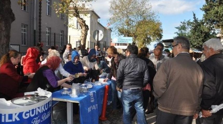 Ak Kadınlar Aşure Dağıttı