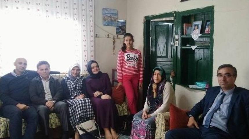 Okul M&uuml;d&uuml;r&uuml; &Ouml;ğrencilerinin Başarısı İ&ccedil;in &Ccedil;alışıyor