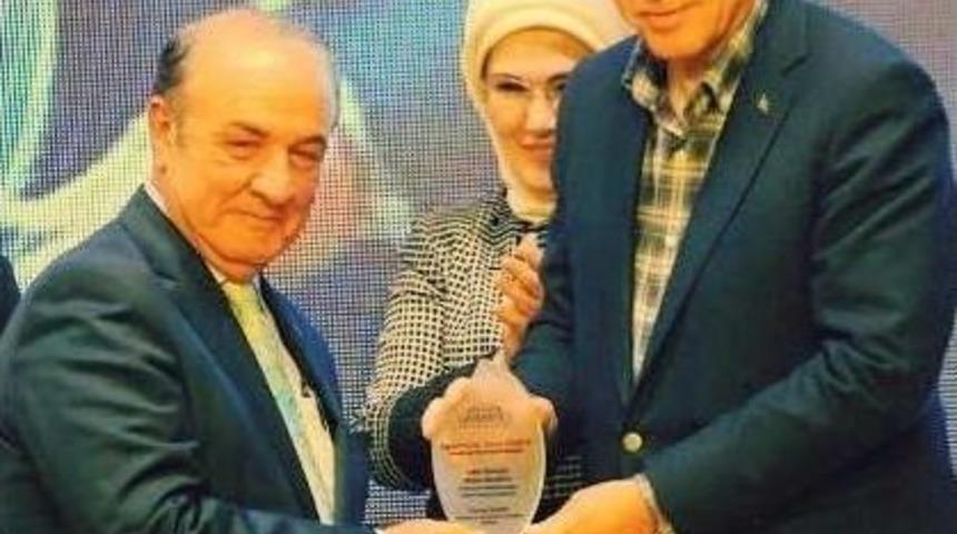 Cumhurbaşkanı Erdoğan&rsquo;dan Rekt&ouml;r Coşkun&rsquo;a Eğitime Destek Plaketi