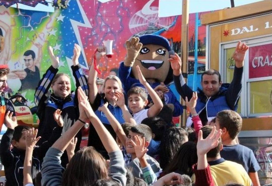 &Ccedil;ocuklar Ve Polisler Lunaparkta Doyasıya Eğlendi