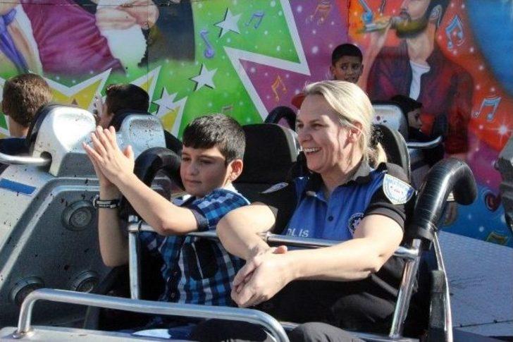 Çocuklar Ve Polisler Lunaparkta Doyasıya Eğlendi G1