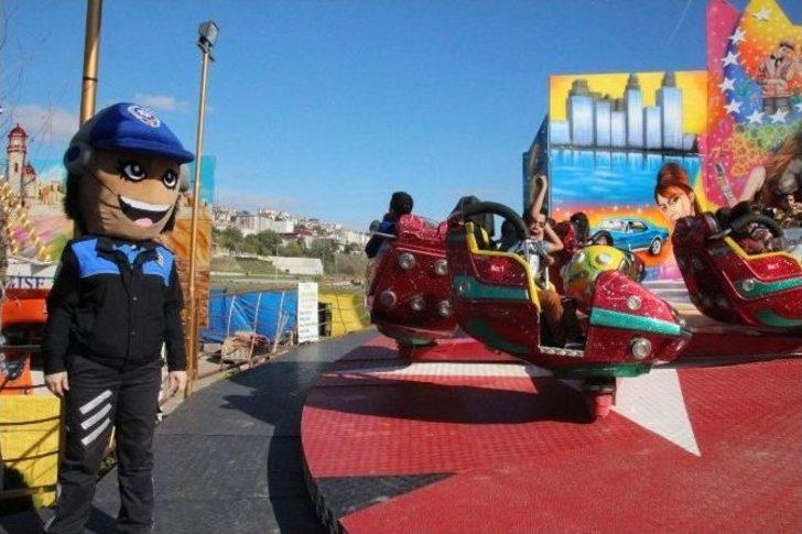 Çocuklar Ve Polisler Lunaparkta Doyasıya Eğlendi G5