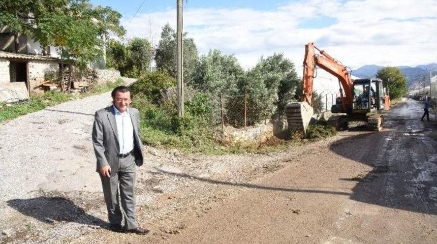 Alanya Belediyesi Su Taşkınları Ve Bozulan Yollara Müdahale Ediyor