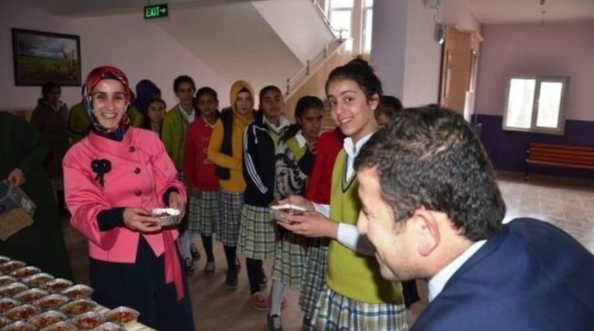 Bulanık&rsquo;ta Aşure Dağıtımı