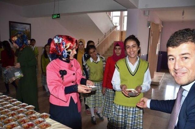 Bulanık’ta Aşure Dağıtımı