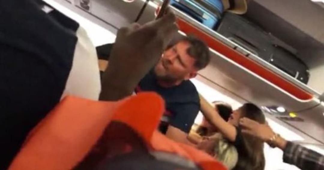 Sarhoş kadının kucak dansı u&ccedil;ağı birbirine kattı