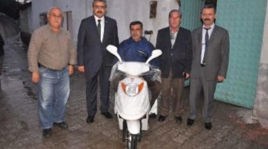 Başkan Alıcık&rsquo;tan Engelli Muammer Işık&rsquo;a &Uuml;&ccedil; Tekerlekli Motor