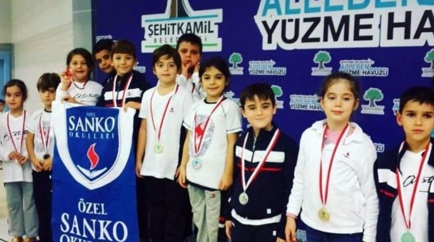 Y&uuml;zmede Madalya Yağmuru