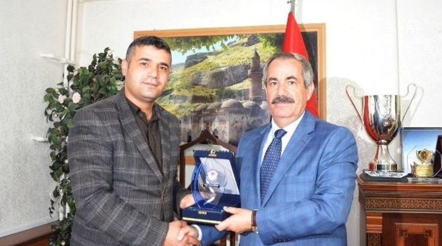 Eğitim Bir-sen&rsquo;den Başkan G&uuml;rsoy&rsquo;a Plaket