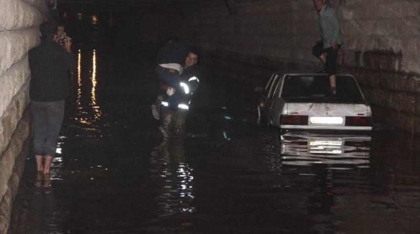 Boğulmamak İ&ccedil;in Otomobilin &Uuml;zerine &Ccedil;ıktılar