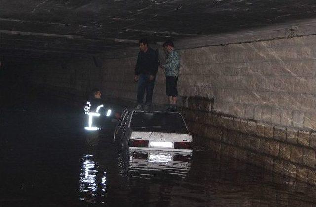 Boğulmamak İçin Otomobilin Üzerine Çıktılar