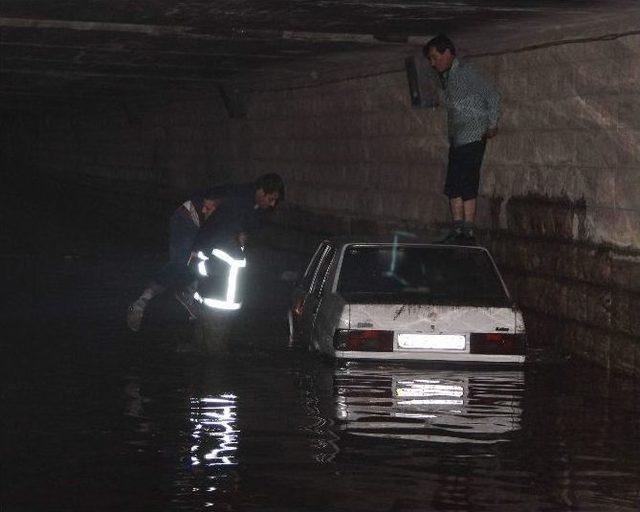 Boğulmamak İçin Otomobilin Üzerine Çıktılar