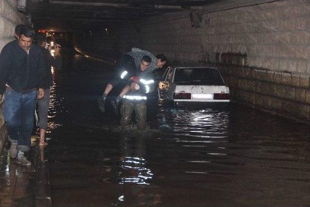 Boğulmamak İçin Otomobilin Üzerine Çıktılar