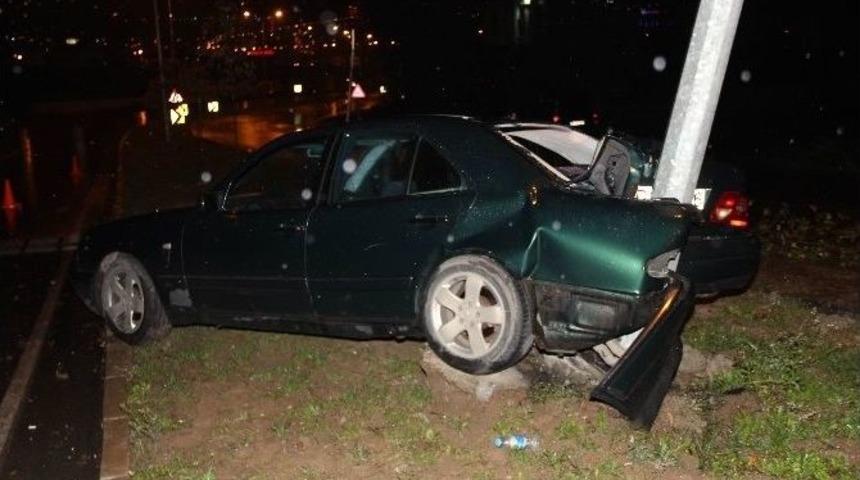 Otomobil Aydınlatma Direğine &Ccedil;arptı: 1 Yaralı