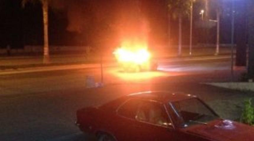 Ara&ccedil; Bulvar Ortasında Alev Alev Yandı