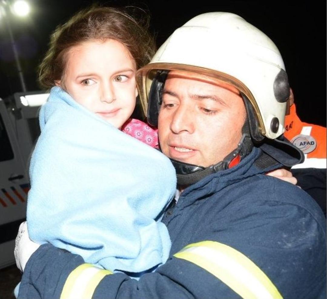 Yolcu Otob&uuml;s&uuml; Eşeğe &Ccedil;arpmamak İ&ccedil;in Şarampole D&uuml;şt&uuml;: 19 Yaralı