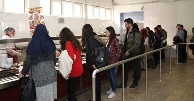 Trakya Üniversitesi’nde Öğrencilere Aşure İkramı