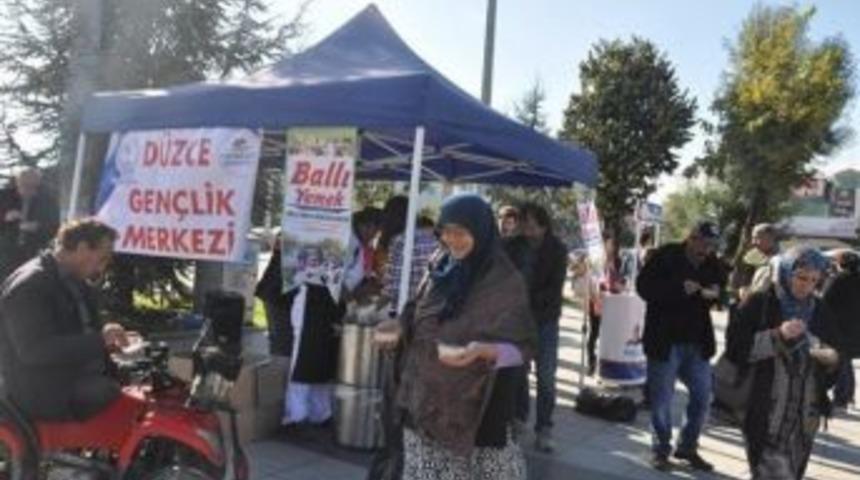 Gen&ccedil;lik Merkezi Aşure Dağıttı