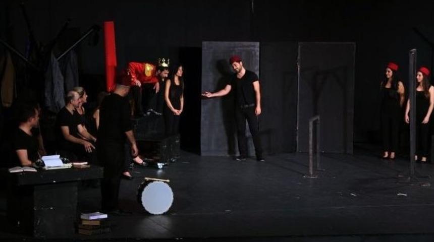 Belediye &Ccedil;alışanları Tiyatro Sahnesinde