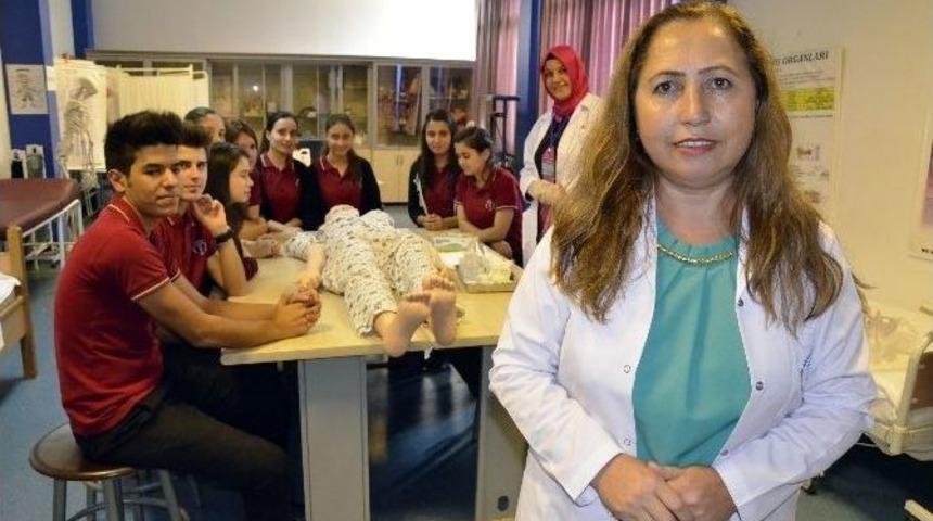 Fedakar Öğretmenler Öğrencileri İçin Canlı Manken Oldu