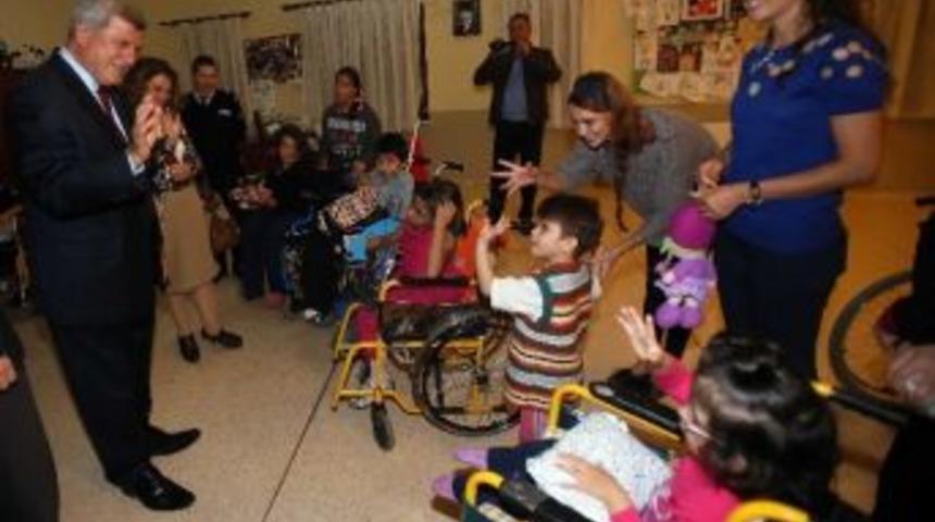 Başkan Karaosmanoğlu Engelli Vatandaşları Ziyaret Etti