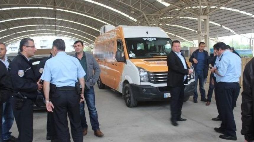 Ak Parti&rsquo;nin Se&ccedil;im Aracı Saldırıya Uğradı