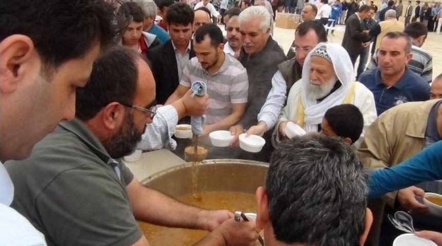 Sa&ccedil;aklızade Vakfı&rsquo;ndan 15 Bin Kişiye Aşure İkramı