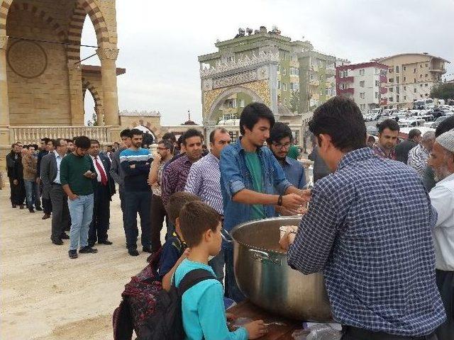 Saçaklızade Vakfı’ndan 15 Bin Kişiye Aşure İkramı