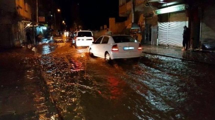 Silvan&rsquo;da Sağanak Yağış Hayatı Olumsuz Etkiledi