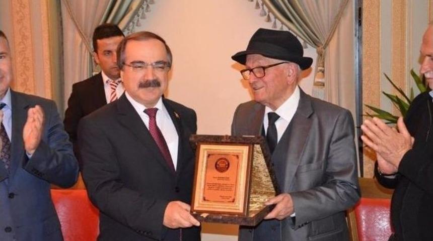 Eğitimci Yazar Abdullah &Ccedil;elik&rsquo;in Onuruna Yemek Verildi