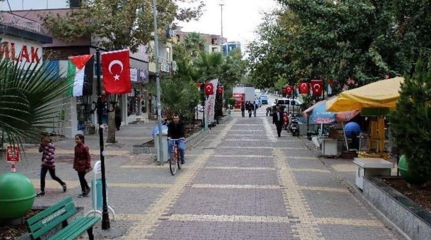 Filistin Caddesi&rsquo;ndeki Bayraklar Yenilendi