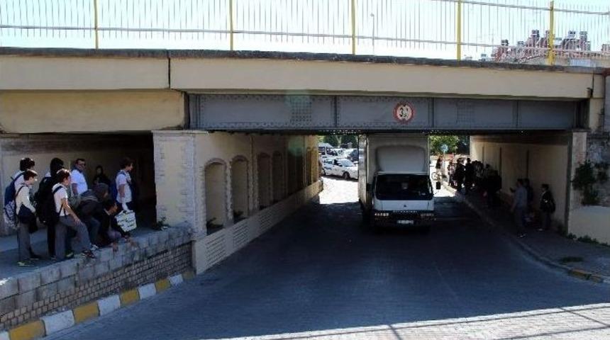 Y&uuml;ksekliği Hesap Edemeyen Kamyonet Alt Ge&ccedil;itte Sıkıştı