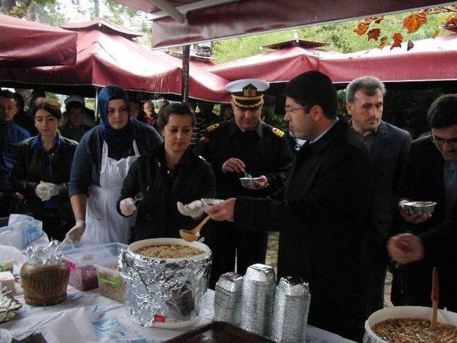 Amasra Sefa Park’ta Aşure Dağıtıldı