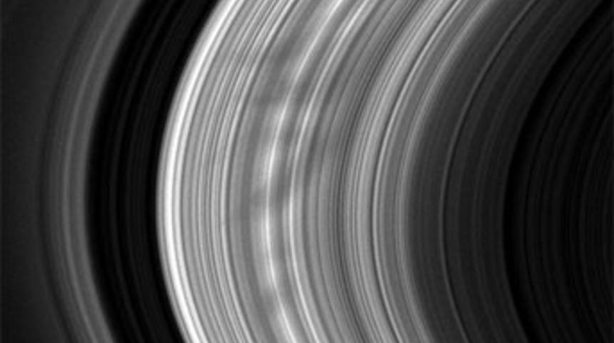 Sat&uuml;rn'&uuml;n halkasında esrarengiz cisimler