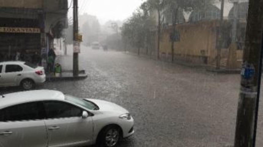 Diyarbakır&rsquo;da Sağanak Yağış Hayatı Olumsuz Etkiledi