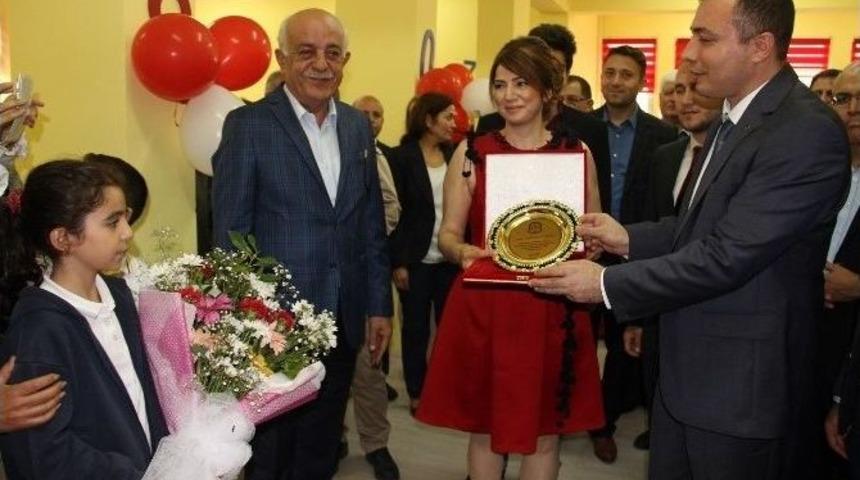 Eğitim G&ouml;n&uuml;ll&uuml;s&uuml;nden Devlet Okuluna Bağış