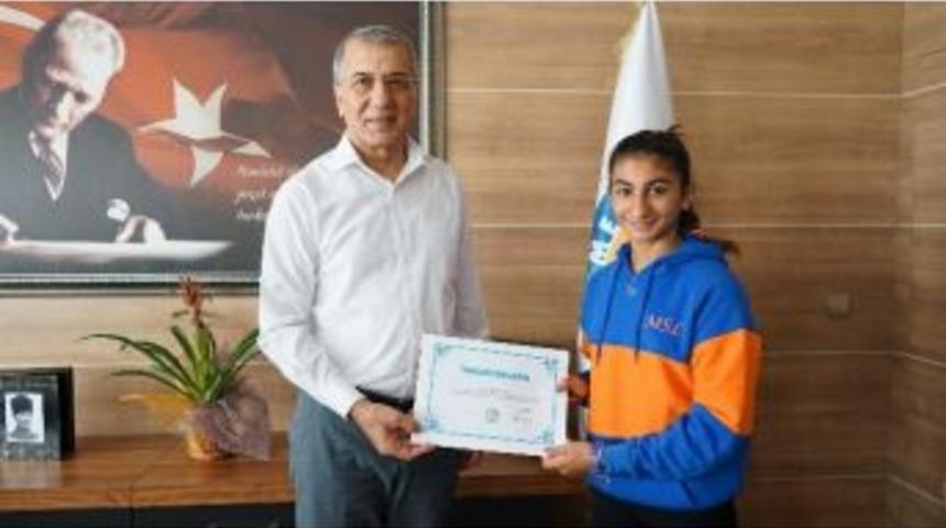 D&uuml;nya Şampiyonu Sporcuya Başkan Tarhan&rsquo;dan Takdir Belgesi