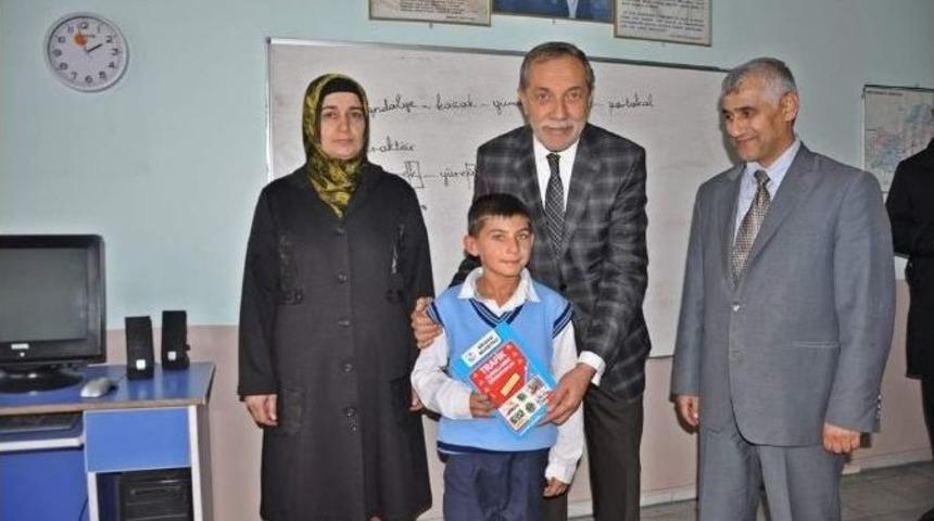 G&ouml;lbaşı Belediyesi &Ouml;ğrencilere Trafik Kurallarını Anlatan Kitap Dağıttı