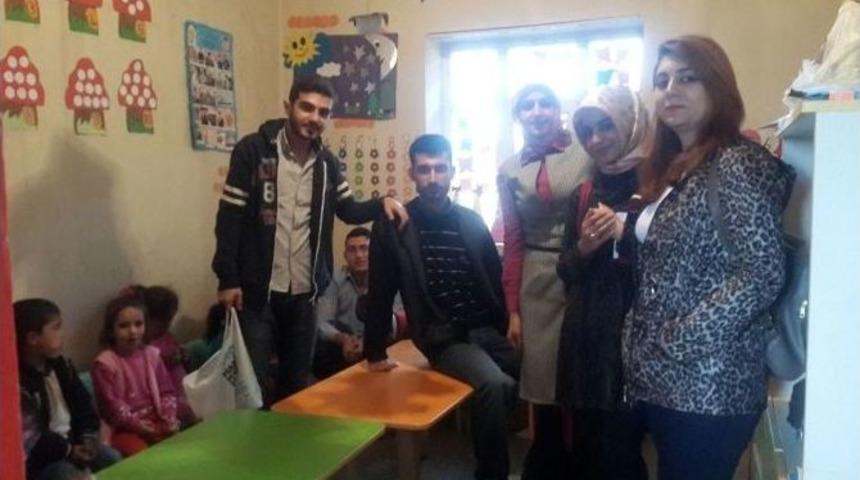 Toplum G&ouml;n&uuml;l&uuml;lerinden K&ouml;y Okuluna Kırtasiye Yardımı