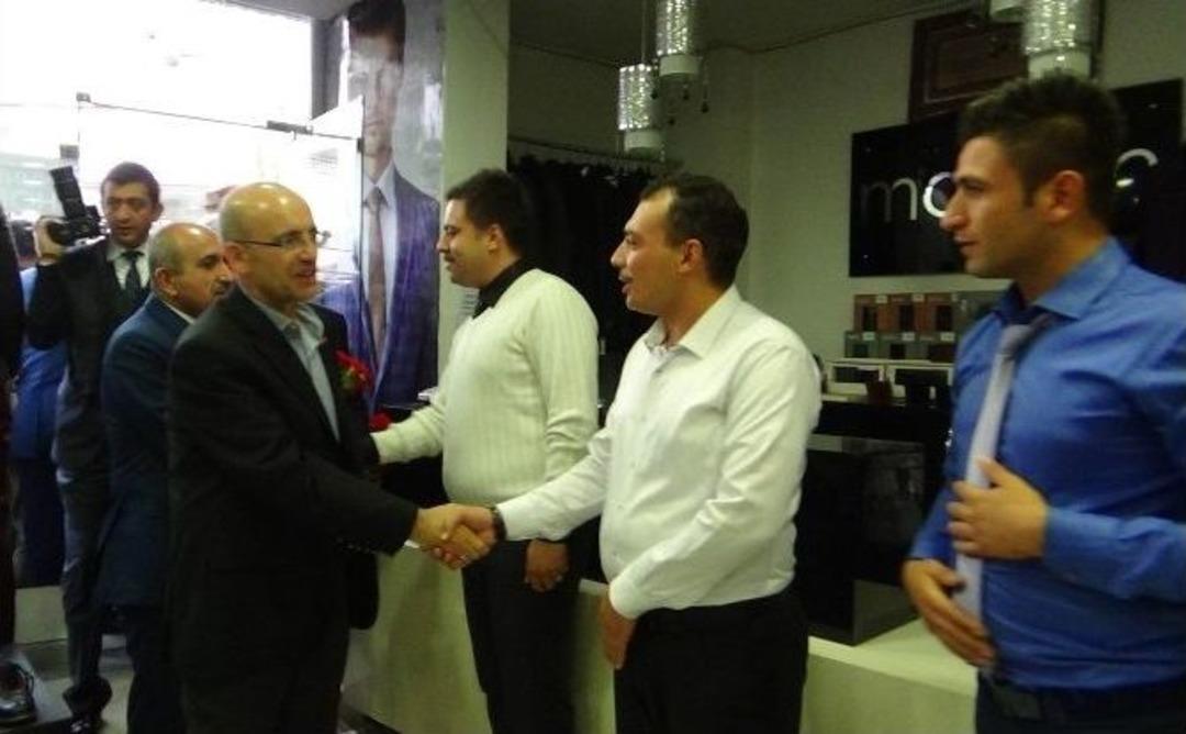 Maliye Bakanı Şimşek, Eline Merdane Alıp Katmer Hamuru A&ccedil;tı