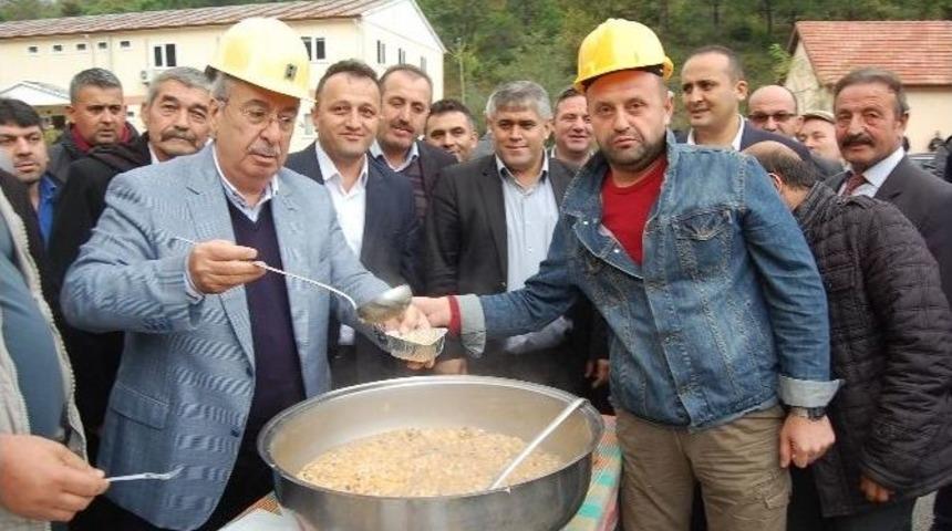 &Ccedil;akan, Madenci Bareti Takıp Aşure Dağıttı