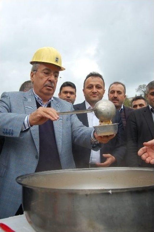 Çakan, Madenci Bareti Takıp Aşure Dağıttı