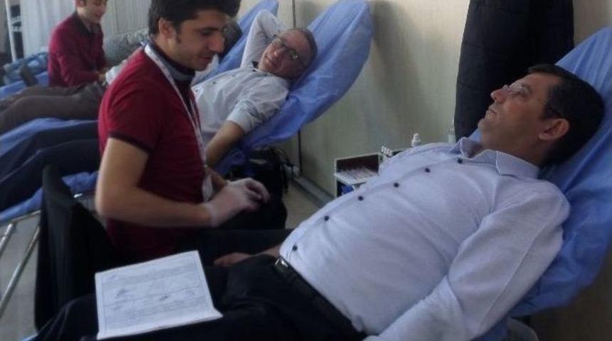 Chp’li Özel Kan Verdi Vatandaşı Duyarlı Olmaya Davet Etti