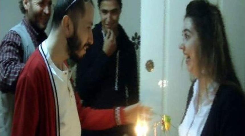 Gazeteciye Polisli Doğum G&uuml;n&uuml; Şakası