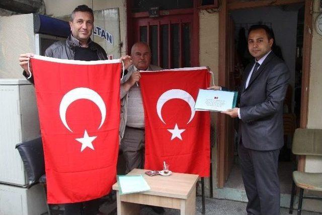 Kastamonu’da Vatandaşlara Türk Bayrakları Dağıtıldı