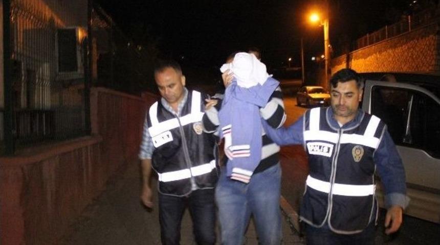 Su&ccedil; Makinesi Hırsız &Ouml;nce Kameraya, Sonra Polise Yakalandı