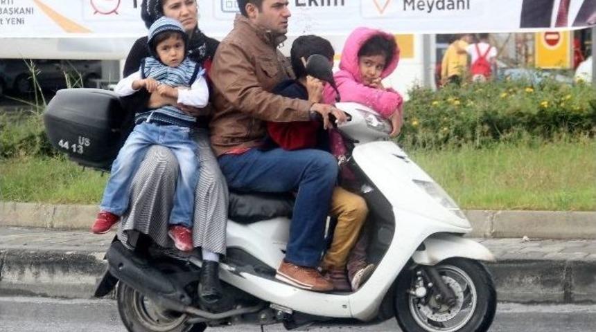 Motosiklette Aile Boyu Tehlikeli Yolculuk