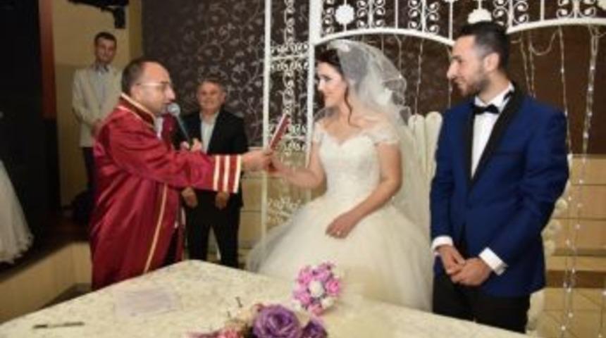 Başkan &Uuml;z&uuml;lmez Kartepelilerin Mutluluğuna Ortak Oldu