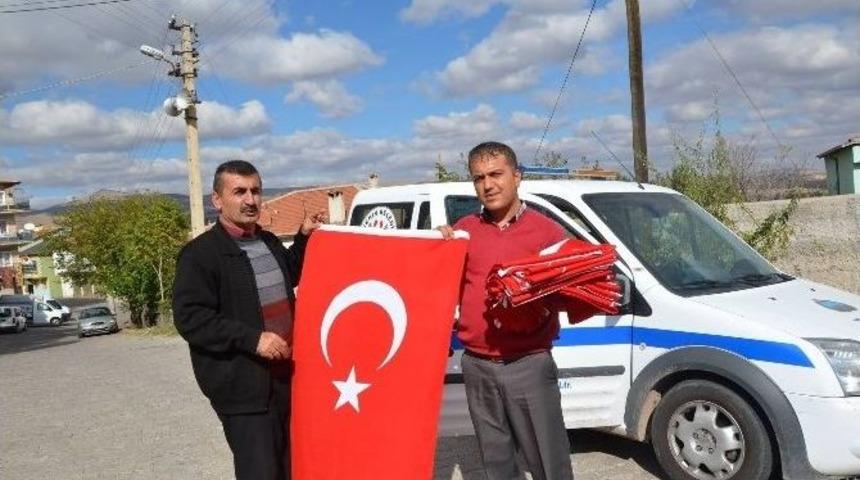 G&uuml;lşehir Belediyesi Bin 500 T&uuml;rk Bayrağı Dağıttı