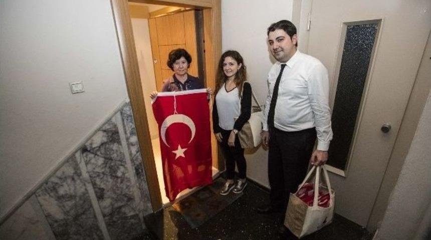 İzmir&rsquo;de Her Yer Kırmızı Beyaz